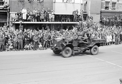 831610 Afbeelding van de Memorial D-Day Parade met militairen van de 3rd Canadian Infantry Division in de Potterstraat ...